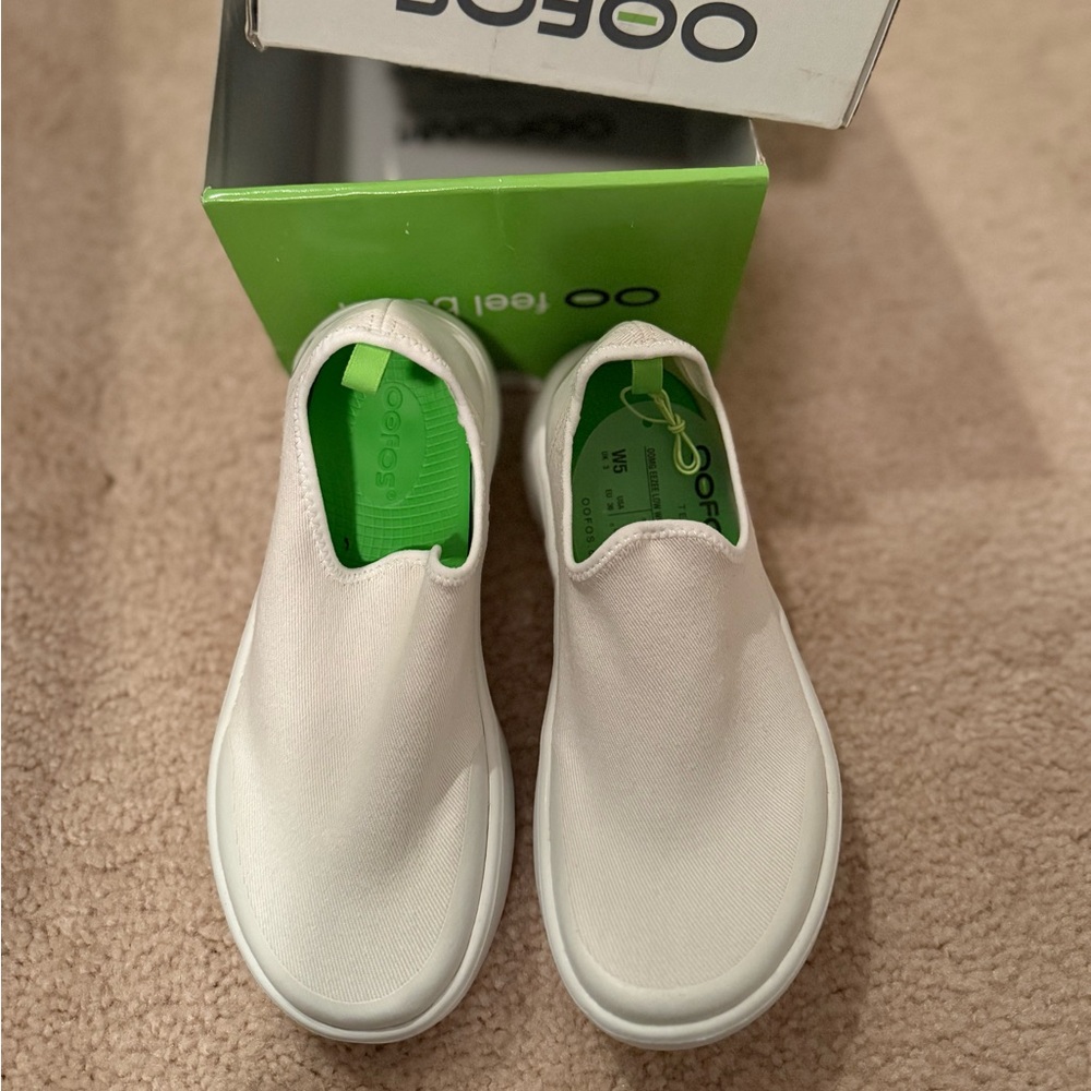 Oofos WOMEN'S OOMG EEZEE LOW SHOE - WHITE